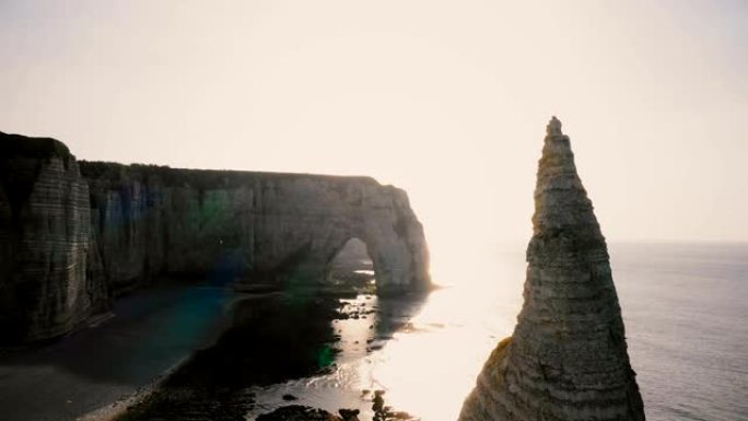长空中天桥拍摄，著名的白色悬崖在史诗般的日落诺曼底海岸，有天然的岩石拱门和平静的海浪。