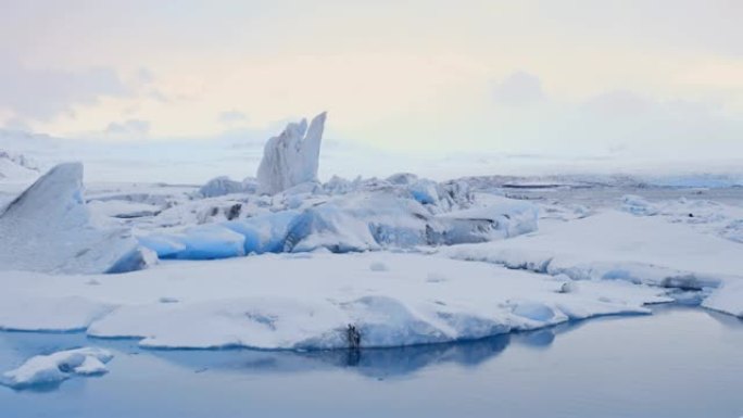 冰岛Jokulsarlon泻湖的风景冰山小姐