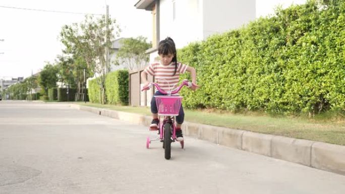 亚洲女孩在路上骑自行车