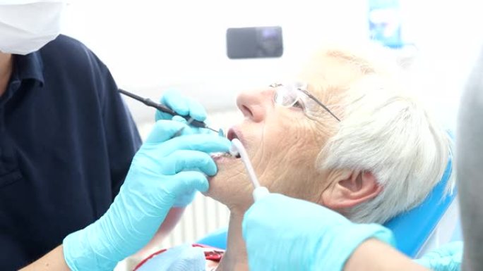 在牙医处检查牙齿的高级妇女