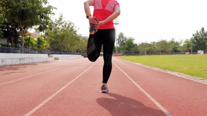 女亚军在体育馆跑步前热身