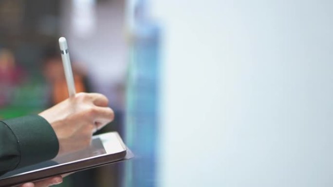 售货员使用数字平板电脑检查超市中的产品，慢动作