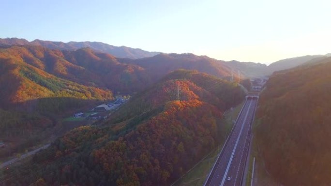 鸟瞰韩国秋季和山区的道路