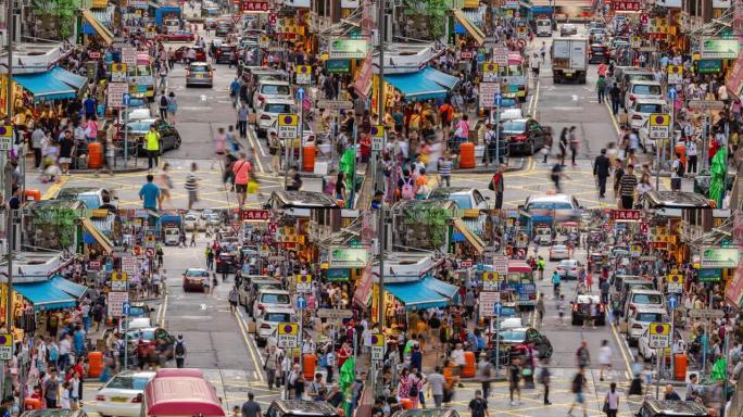 4k时间推移拥挤行人的俯视图游客在法源跳蚤市场散步和购物