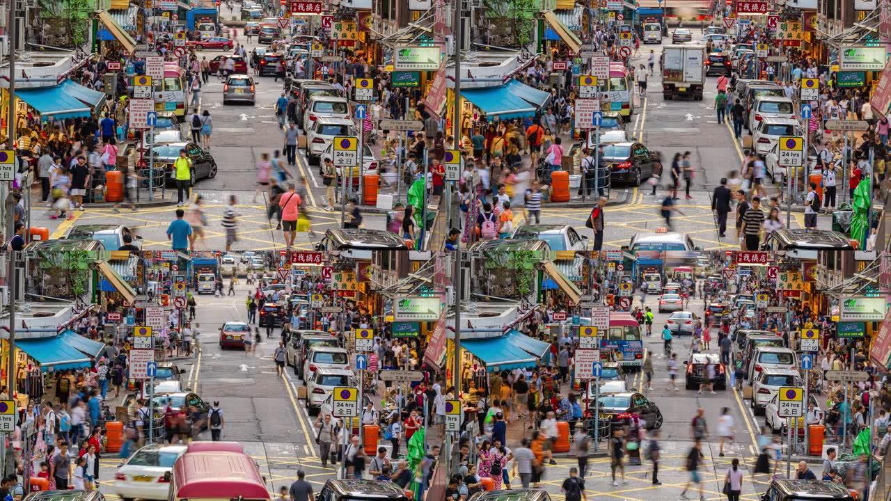 4k时间推移拥挤行人的俯视图游客在法源跳蚤市场散步和购物