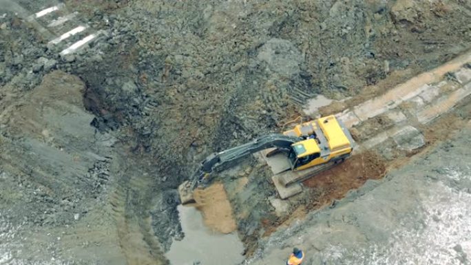 挖掘机正在用水将沙子倒入采石场