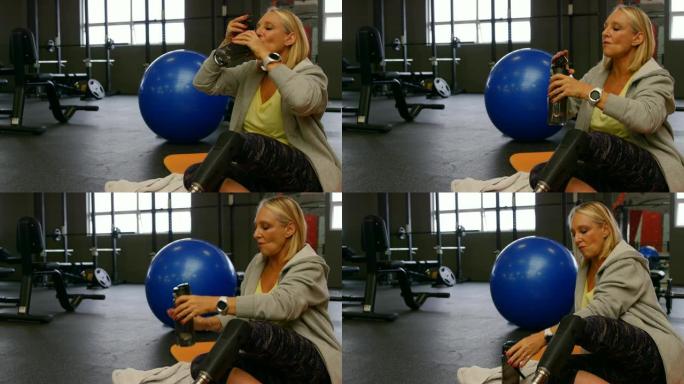 健身工作室4k的高级女性饮用水