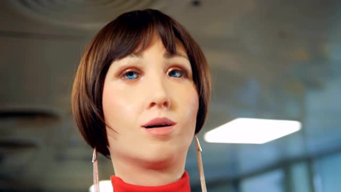 机器人用女性的脸说话，特写。