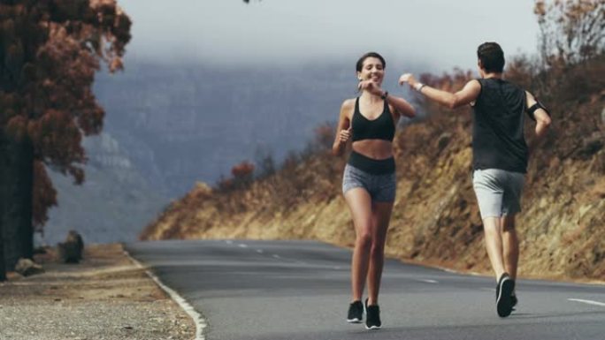 不要追人，跑过去外国夫妻跑步锻炼身体有氧