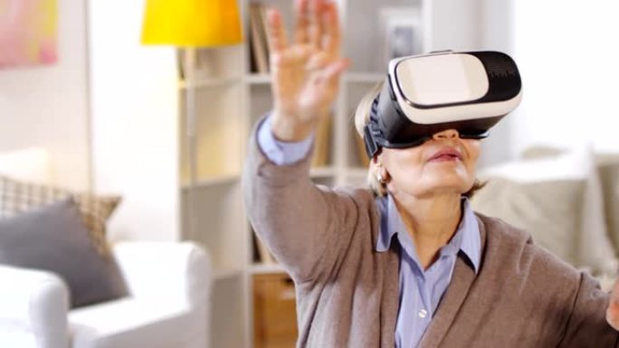 享受VR眼镜的退休女性