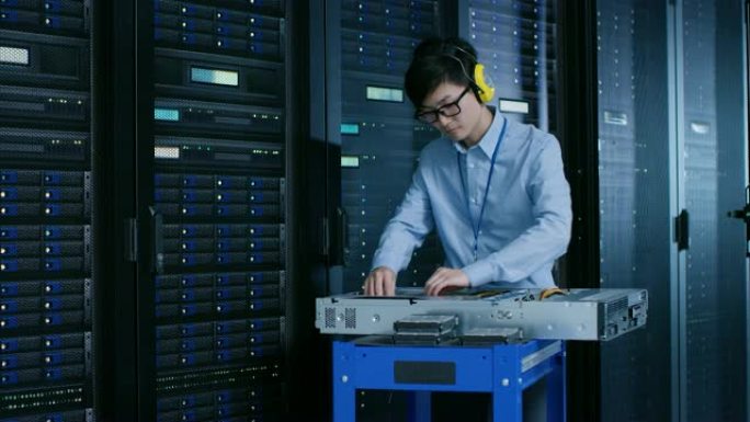 在数据中心: 戴着防护罩的IT工程师为服务器机架安装新硬件。专家进行维护，运行诊断和更新硬件，以使系
