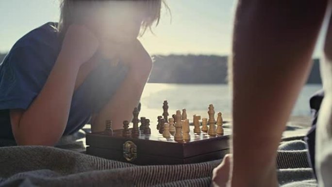母子俩在一个湖码头下棋