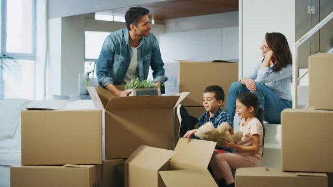幸福家庭的慢动作买了新房子，并打开了搬进来的包装盒。