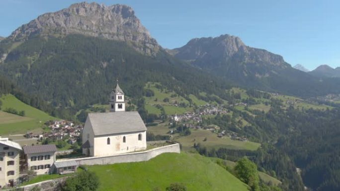 空中: 天主教教堂，在意大利阿尔卑斯山的山顶上有一个小墓地。