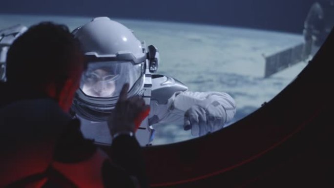 宇航员与太空行走的乘员交谈