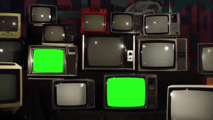 老式电视打开绿色屏幕。缩小。