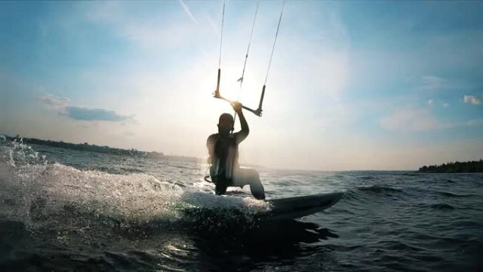 一个男人在水上风筝冲浪