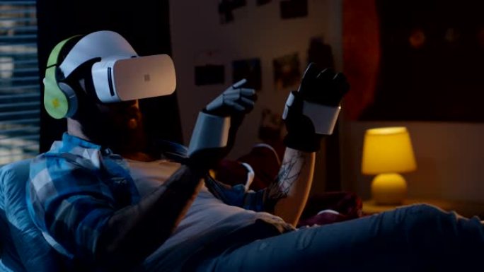 男子在床上戴着VR耳机