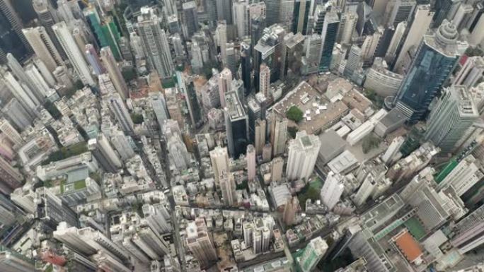 香港中部飞行无人机的鸟瞰图。大城市的现代摩天大楼和高楼大厦，城市交通系统。无人机正在向前飞行，并将相
