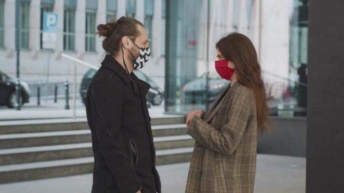 朋友戴着防护面具，防止冠状病毒传播。城市会议