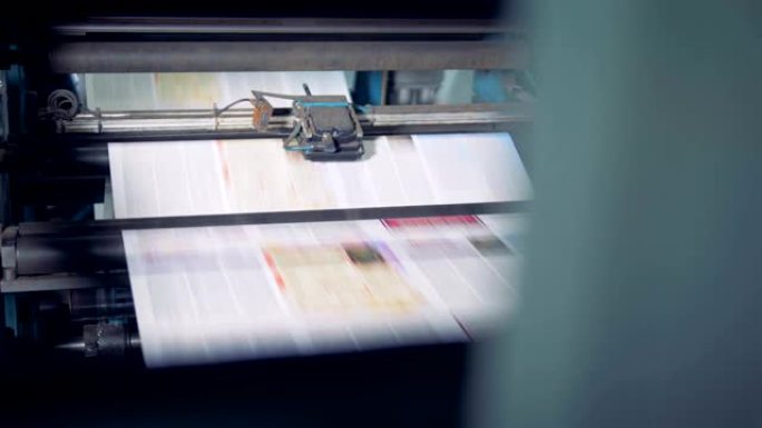印刷厂机器上印刷的报纸。4K。