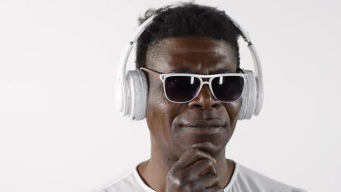 中年非洲男子戴着耳机听音乐