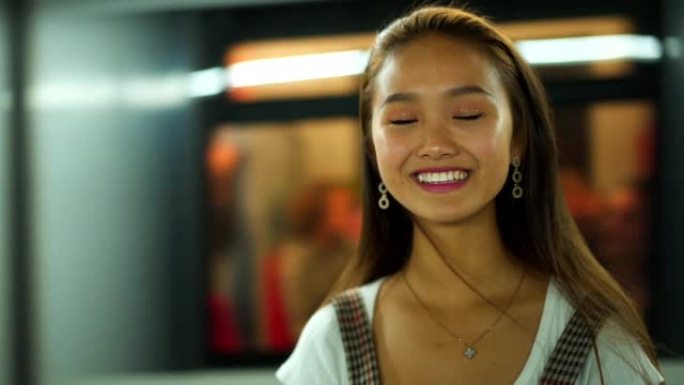 微笑的亚洲女孩的肖像
