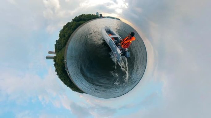一个人漂浮在360度全景的摩托艇上