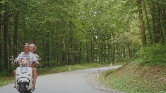 WS夫妇在森林中骑着踏板车玩得开心