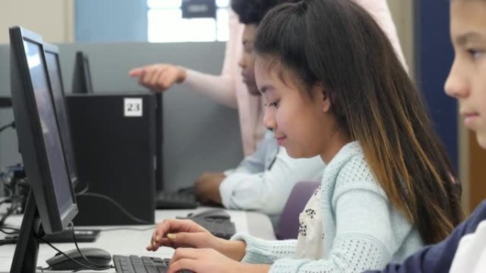 小学生在计算机实验室集中精力