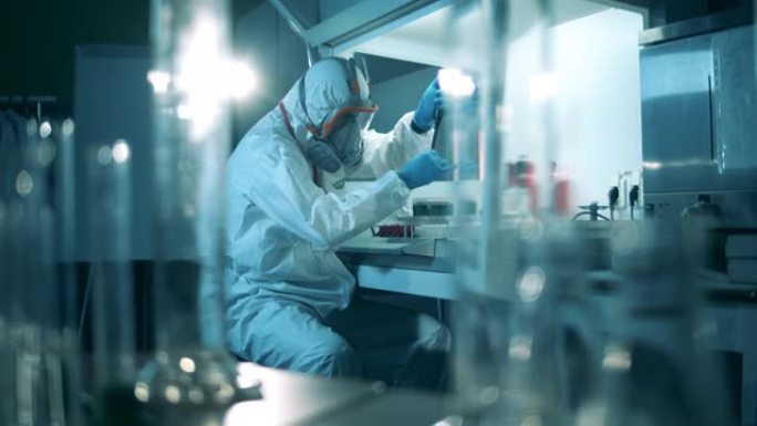 一位科学家在实验室研究抗体。