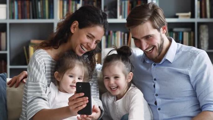 快乐的父母展示有趣的应用程序教孩子们使用智能手机
