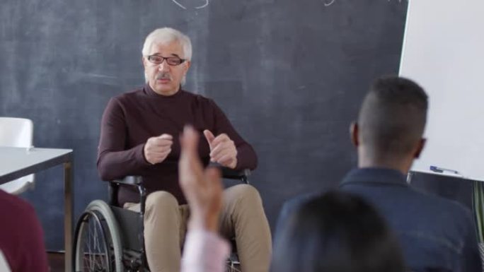 残疾教授向学生提问