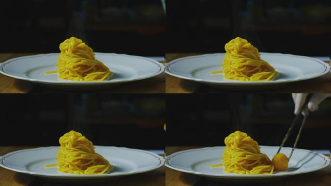中年厨师用白色盘子上的黄色西红柿装饰面食的超级慢动作宏观 (特写)