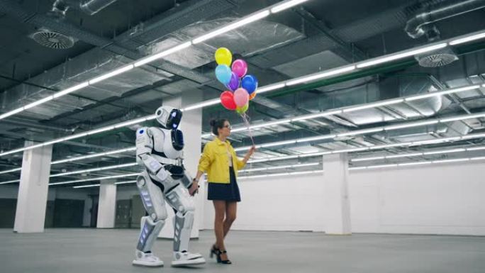 宽敞的大厅里有一个女人和一个机器人一起散步