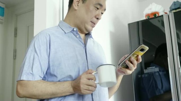 韩国男子在厨房使用手机