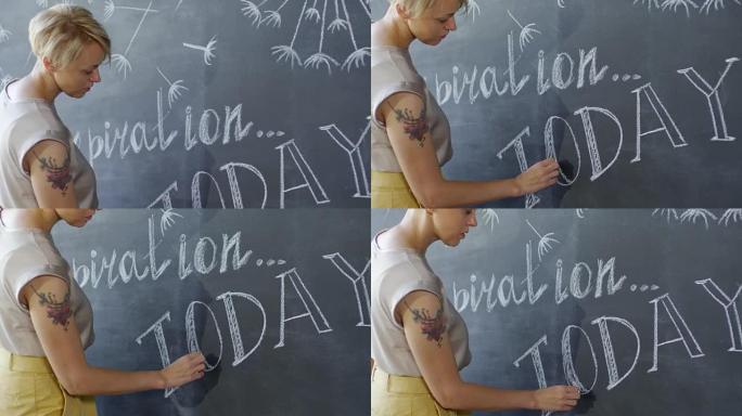 女人创作黑板壁画外国人实拍视频