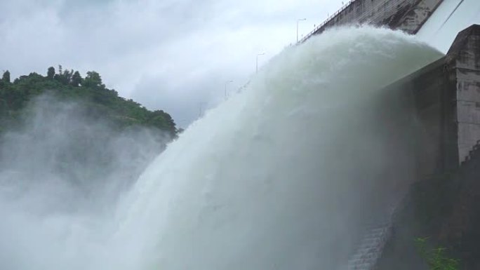 水力发电所在的大坝出口管排水缓慢运动