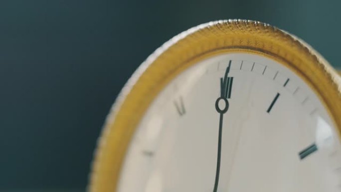 慢动作宏关闭一个老式豪华机械时钟的手，罗马数字顺时针移动。
