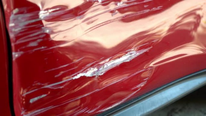 红色车门上的划痕车辆剐蹭漆面损坏