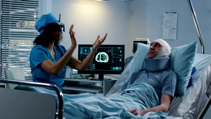在铁饼诊断过程中使用VR耳机的医生