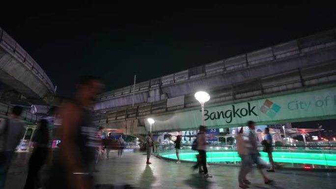 延时和锁定: BTS skytrain在曼谷市中心。