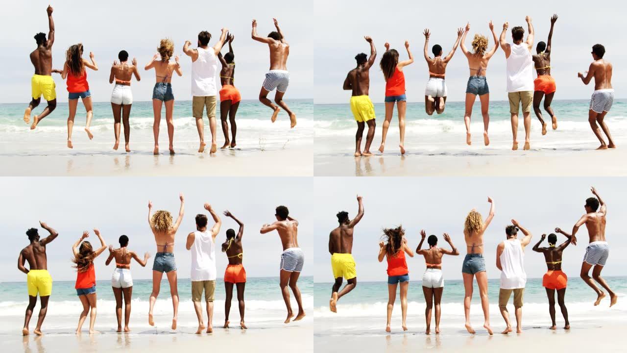 一群混血朋友在海滩上跳舞4k
