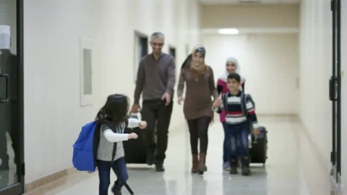 年轻的中东家庭移民到美国