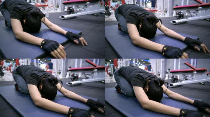 女性在健身房做瑜伽伸展运动。