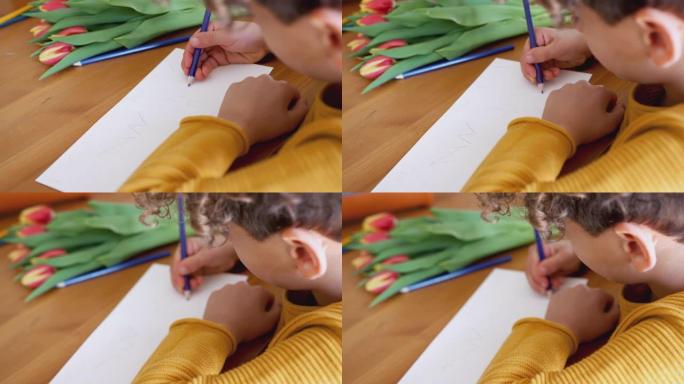 在母亲节卡片上写着一束鲜花的小男孩在家里的特写