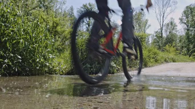 SLO MO山地自行车手跳入水坑