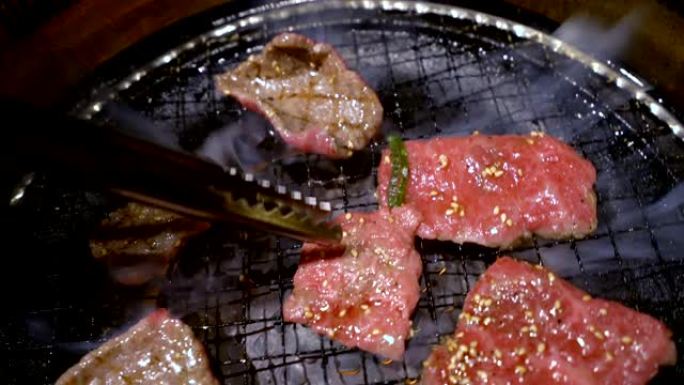 日本烧烤炉上的4k翻转肉