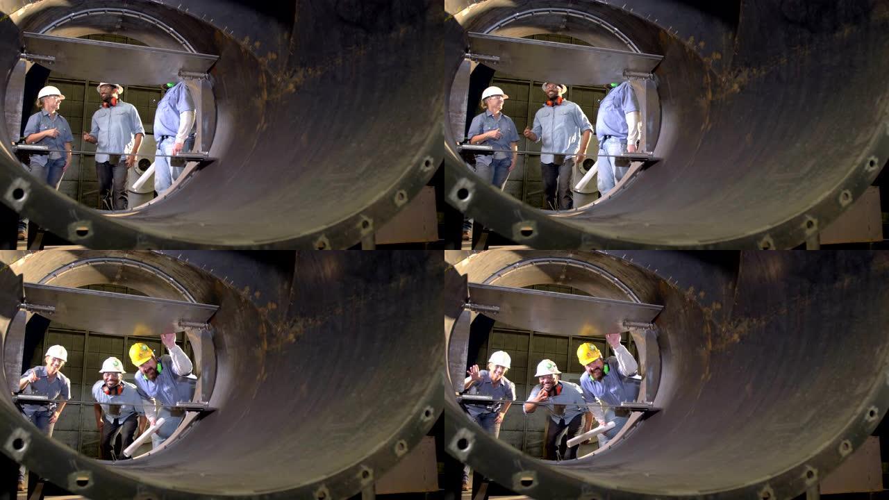 金属制造厂的三名工人交谈
