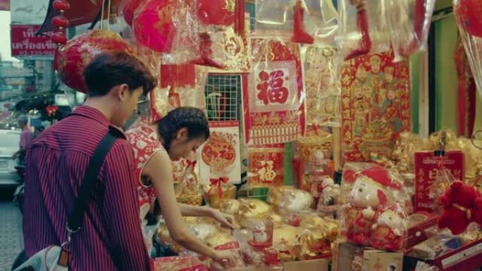 中国夫妇在街头市场购物。